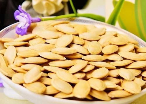 女人爱美推荐常吃三种食物，排毒养颜，延缓衰老，早吃早好