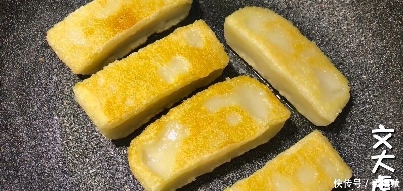 糯米粉开水烫一烫,比年糕简单,比糍粑好吃,一学就会