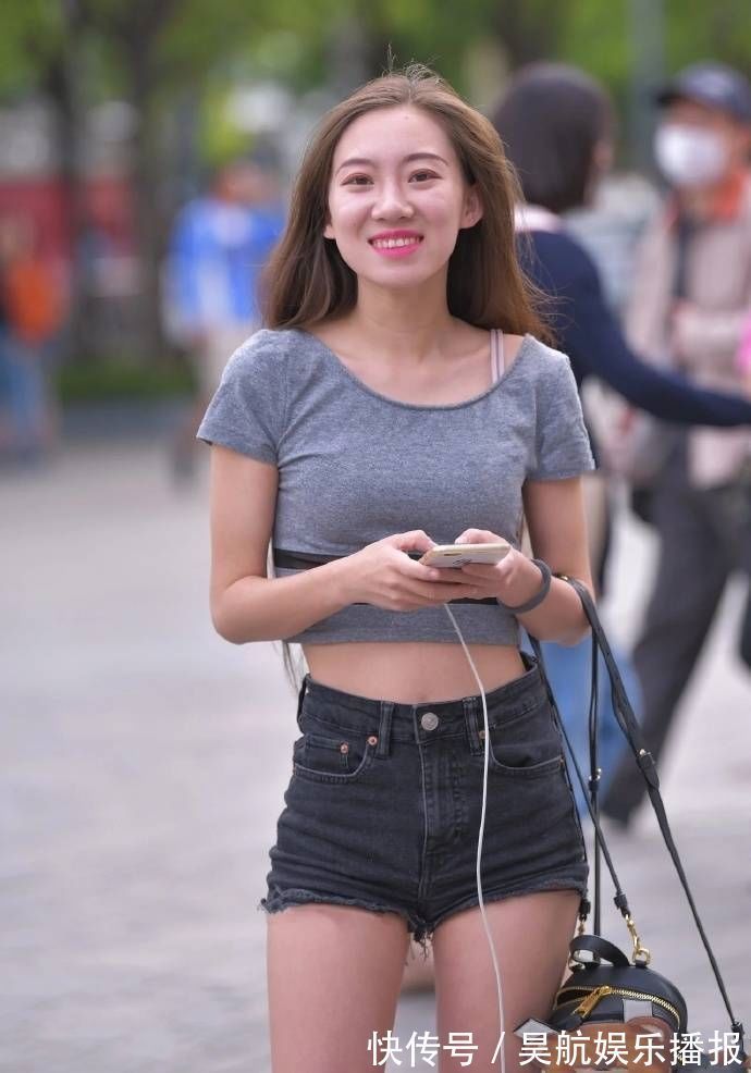 t恤|街拍:爱笑的女孩运气不会差,牛仔裤加T恤,运动风十足