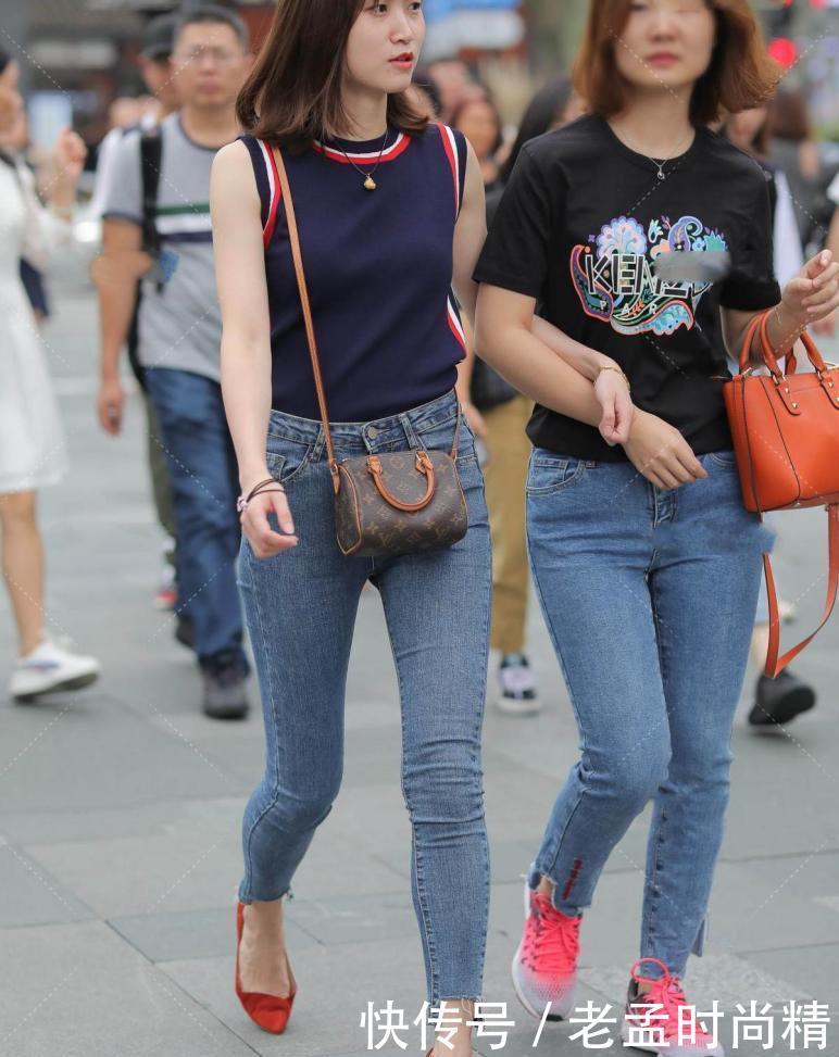 街拍：无袖上衣很有稳重气质, 搭配牛仔裤很有淑女气息