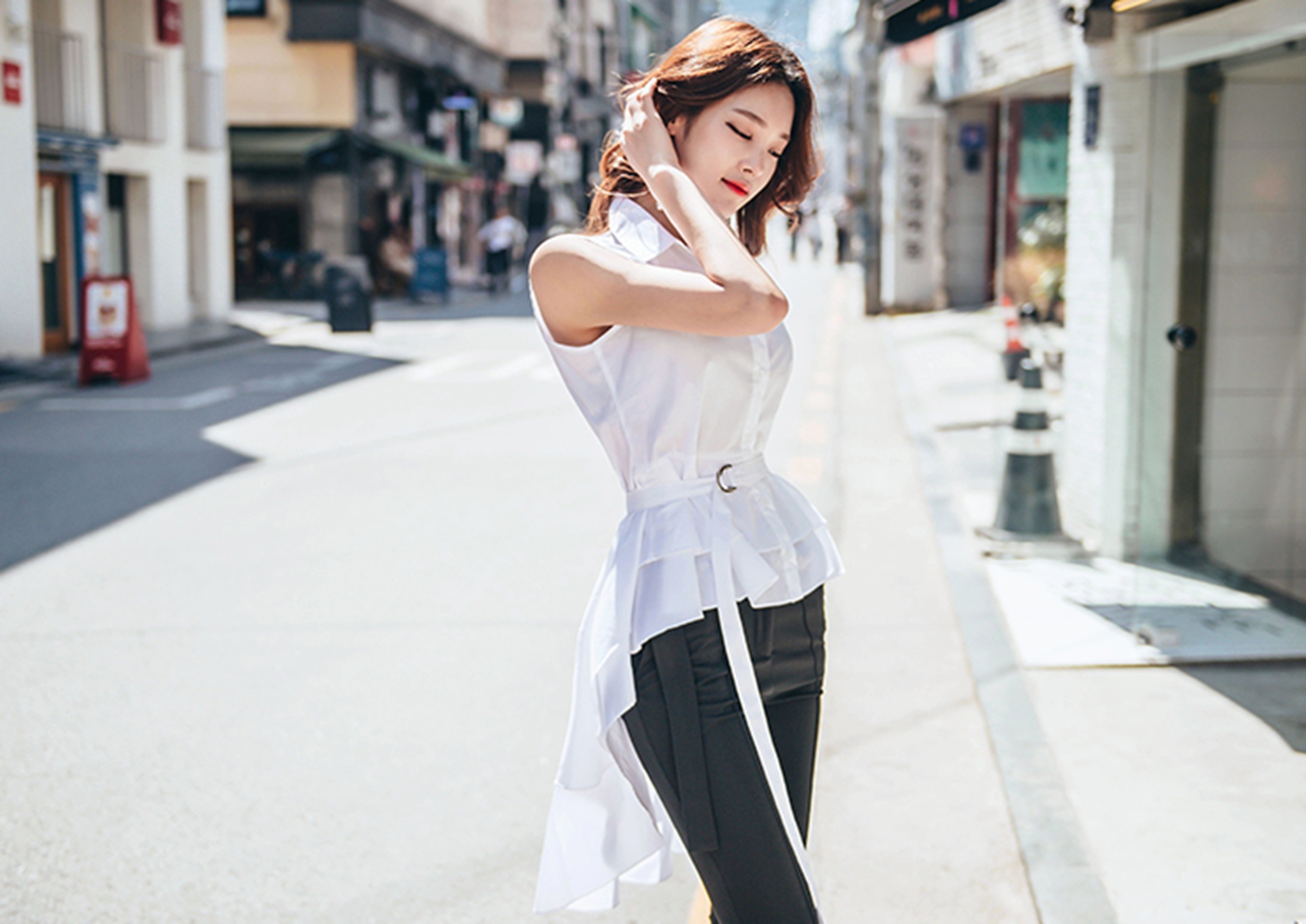 黑色|还在纠结上班怎么穿吗?黑色长裤搭配白色上衣,气质很完美