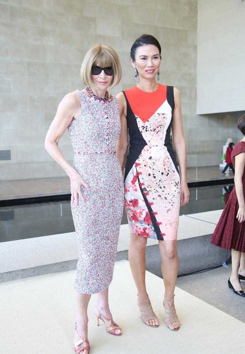 亮色系|邓文迪才是阿姨辈中顶流！ 穿着一袭拼接印花连衣裙，高级优雅