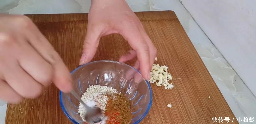 土豆又出新吃法，教你简单一做，比干锅土豆做法简单，比薯条好吃