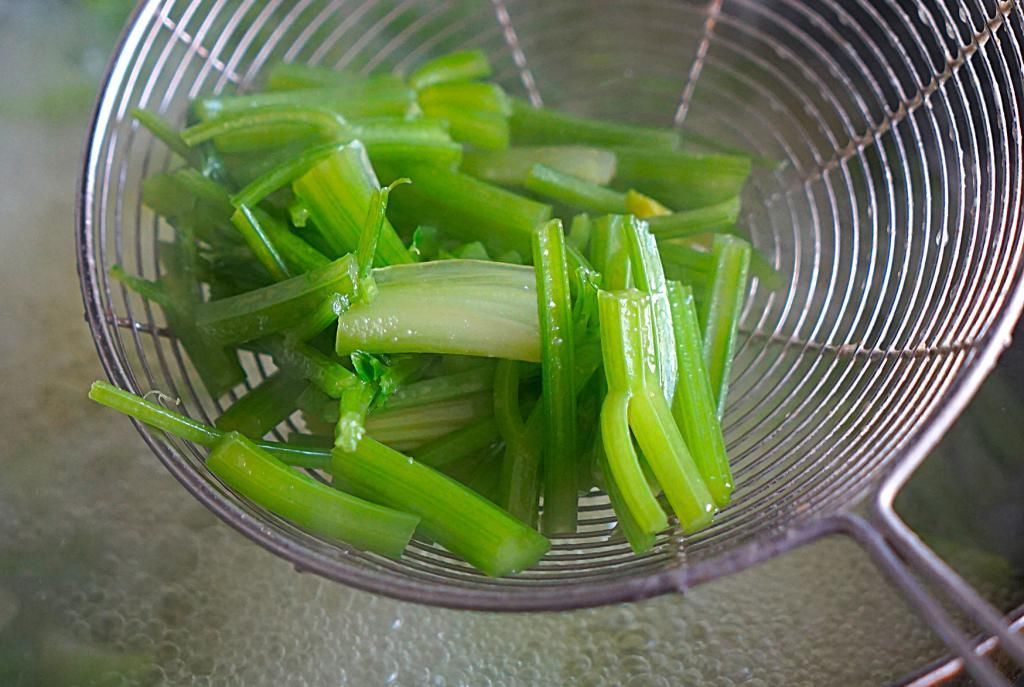 用花生米这样做下酒菜，太实用了，不油炸不用炒，宴客倍有面子