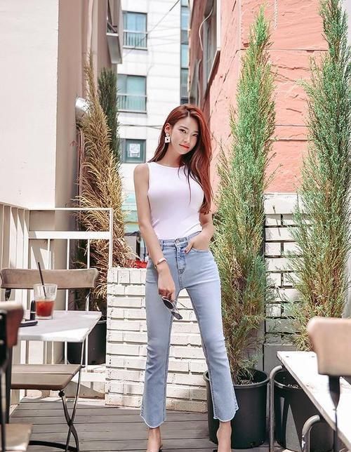 潮范儿美搭俏皮中带点性感的女生,应该是很多人喜欢的类型吧