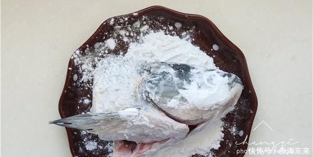 鱼头|煮鱼汤时,直接加水炖大错特错,牢记2个诀窍,鱼汤奶白色没腥味