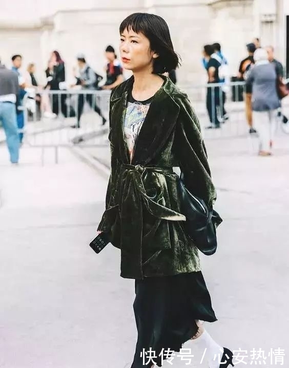 春天把这两种颜色穿在一起,你看起来又贵气又时髦,热巴都在穿