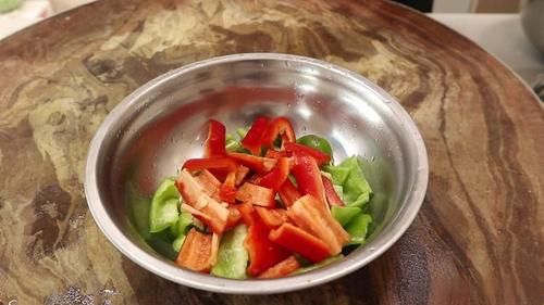  滑嫩|大厨教你做“洋葱炒鸡蛋”，鸡蛋滑嫩味道好，家常菜简单又营养