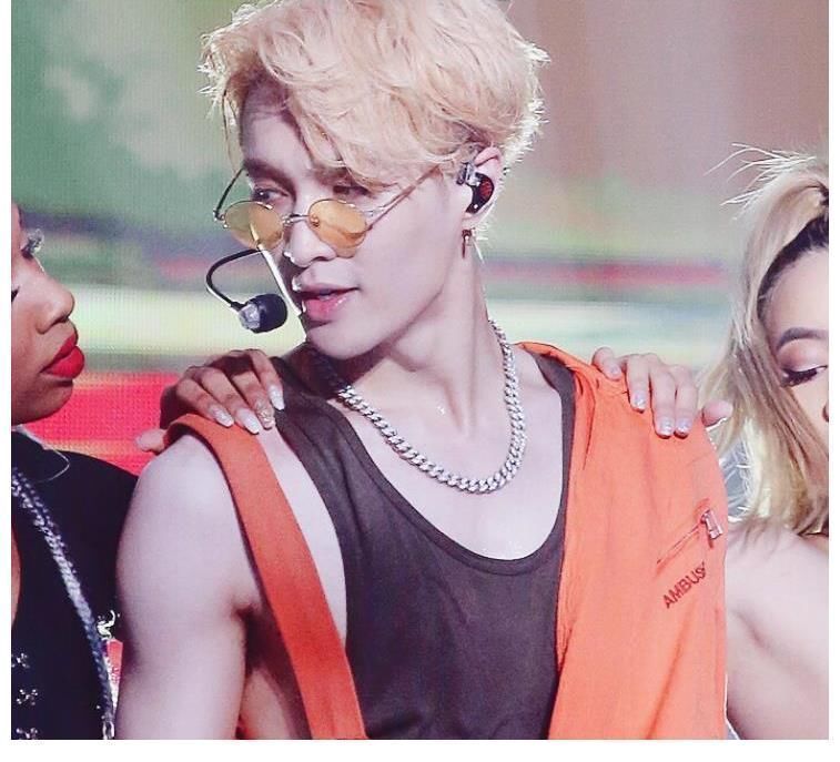 张艺兴|饭桌上没有公筷，谁注意张艺兴怎么夹菜的？黄磊默默看后没有说话