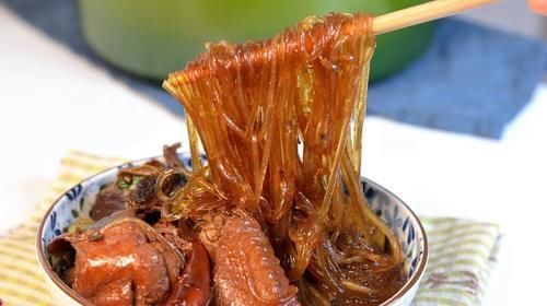 它是东北八大炖之一，无法超越的经典，炖出东北的好客与温柔！