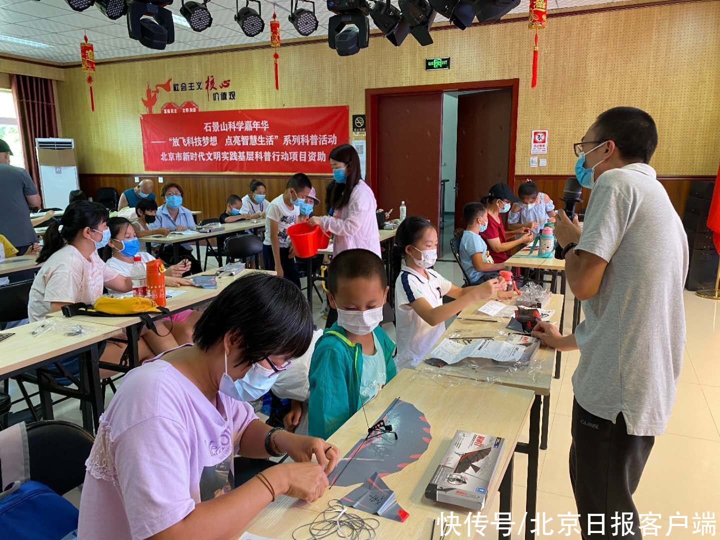 模型|五里坨街道组织开展手工制作飞机模型活动