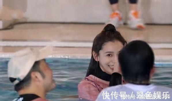 惩罚|杨颖接受惩罚落入水中,抬起头时鼻子突然“变形”伸手救场都晚了