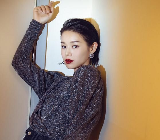 胡杏儿看图猜明星，拿到照片看第一眼，就直言喜欢这个明星