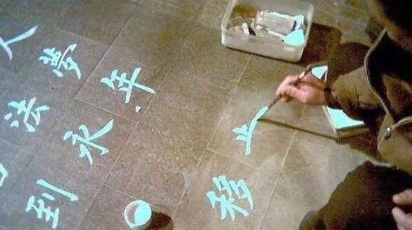 大街上乞丐的字那么漂亮,专家为何批评不值一提,艺术也看出身