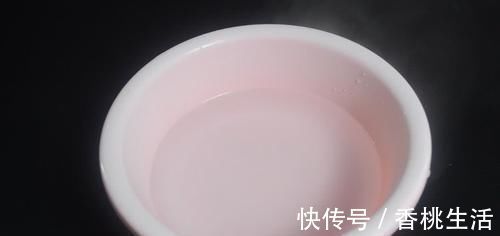 在梳子上涂抹牙膏，作用真厉害，我也是刚知道，快回家试一试