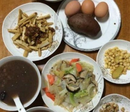 还要|4000块钱请的保姆,每天早餐做这些,你们觉得还要继续用她吗