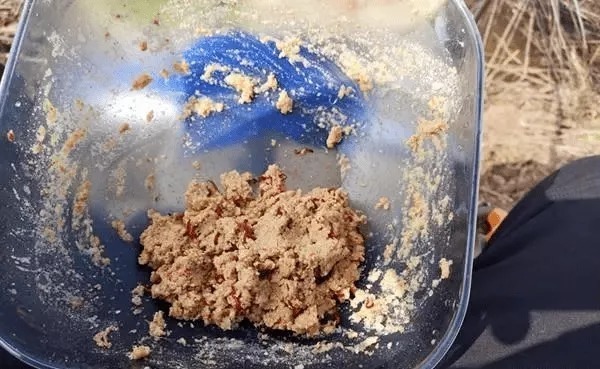 钓鱼开饵技巧,腥味饵料不是万能的,这样搭配才更有效果!