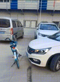 |搞笑GIF段子:这闹婚的太过分了,好好地进门不行,非要翻墙是不是不妥啊