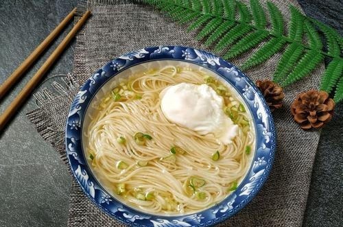 清汤面,面条直接煮就错了,难怪不筋道不好喝,大厨这样做才对