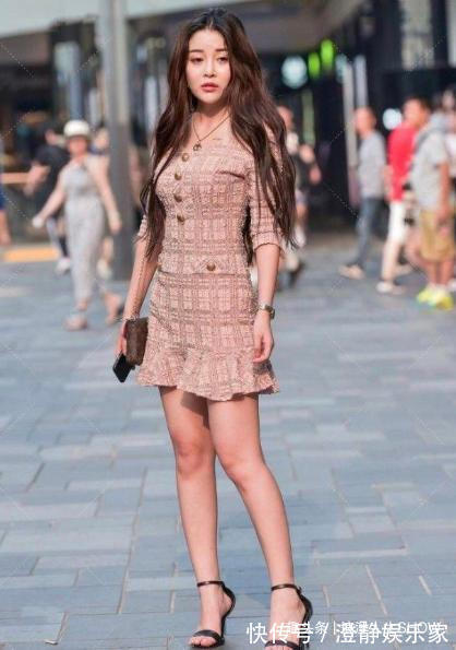大长腿 小香风款连衣裙搭配黑色高跟鞋,青春靓丽,气质迷人