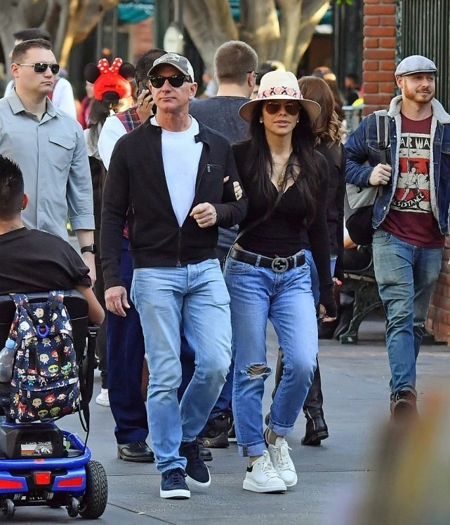 空气有点青草香\",\"i10\":\"今日头像 世界首富带51岁女友走红毯,被猛男搂抱一脸高冷,贝佐斯像外人