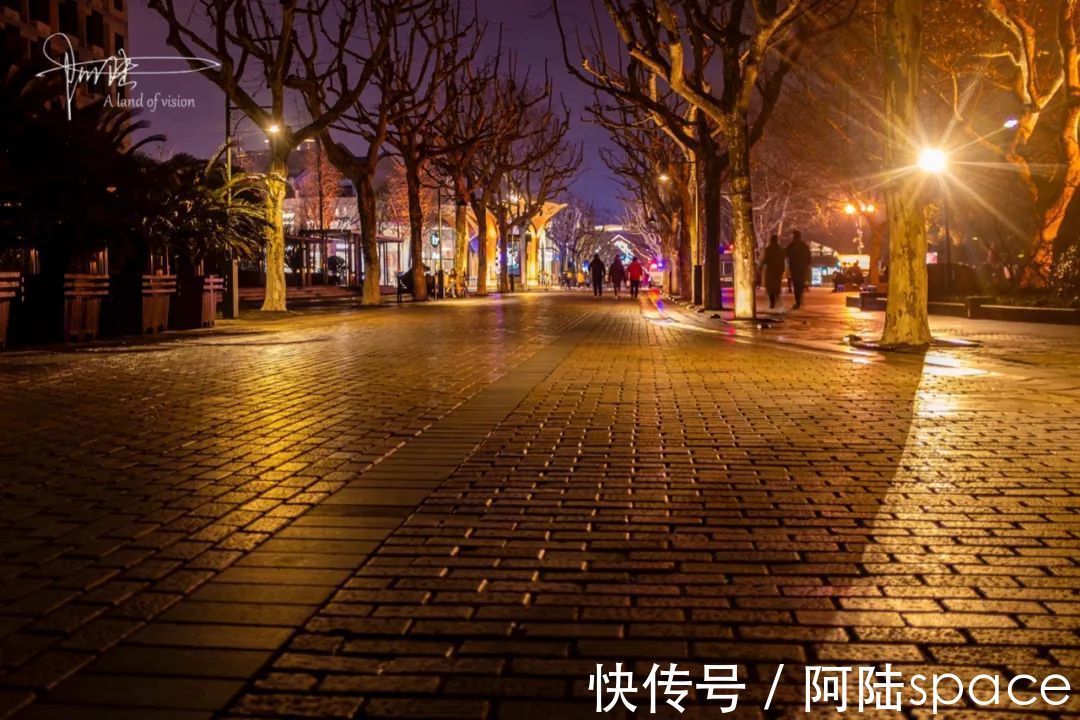 游客|春节期间的湖滨步行街，游客络绎不绝，却并不热闹、也不拥挤
