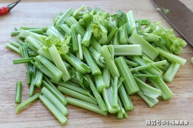 下酒菜当属炒鸡胗，想要脆嫩有1步不能省，没腥味更有嚼劲