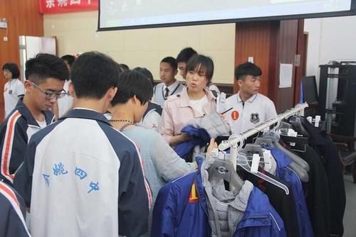 明白|“普通学校”和“贵族学校”的差别在哪？从校服上就能看明白