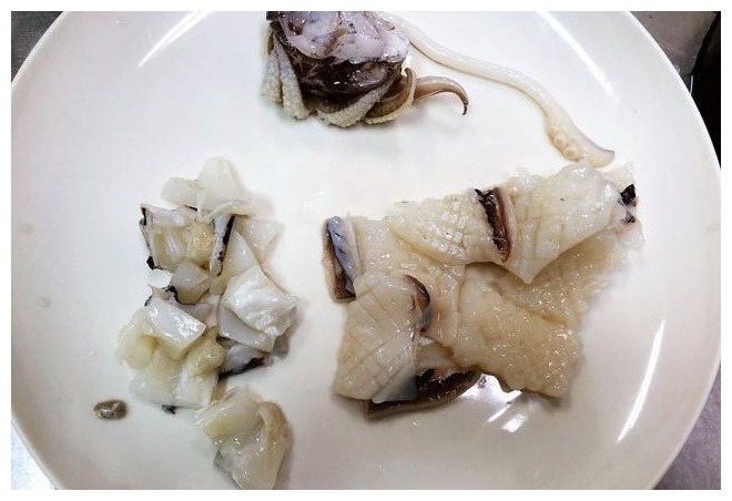 炒鱿鱼时,直接下锅炒错了,多加一步,鱿鱼鲜嫩爽口,亮白不腥气