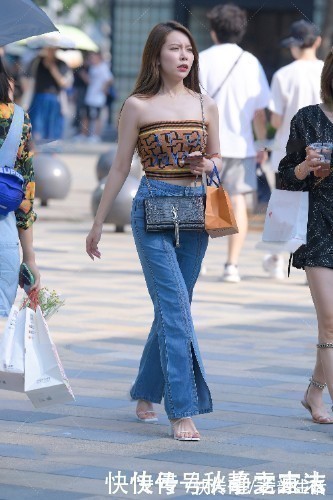 小姐姐 无吊带背心凸显好身材,牛仔喇叭裤裤设计感十足,这身搭配美爆了