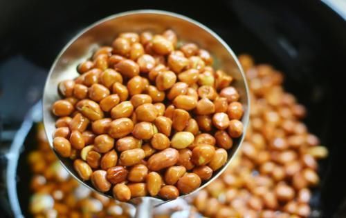 做油炸花生米，直接炸是大错！学会5技巧，又香又脆，放凉不回软