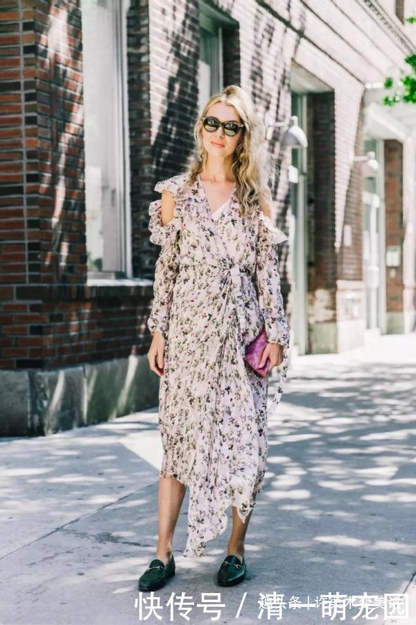 平底鞋|女人过了50岁,建议少穿高跟鞋多穿这3种鞋,时髦舒适还百搭