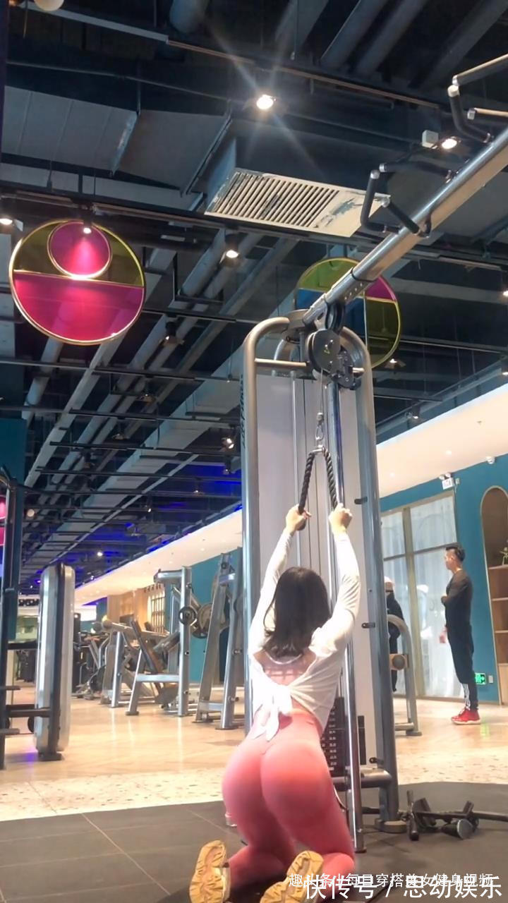 直角肩|两个休闲动作,让你也拥有Lisa的“直角肩”,简单易学,居家可做