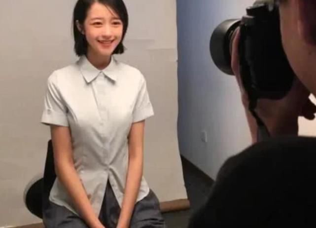 女生拍证件照时，记住这3个“小心机”，立马拍出“女神照”