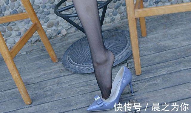高跟鞋 简约经典的尖头细跟高跟鞋配上丝袜,体现出迷人的风采