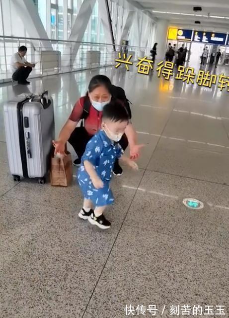 亲昵感|湖北一萌娃半年没见外婆,见到外婆兴奋得跺脚转圈