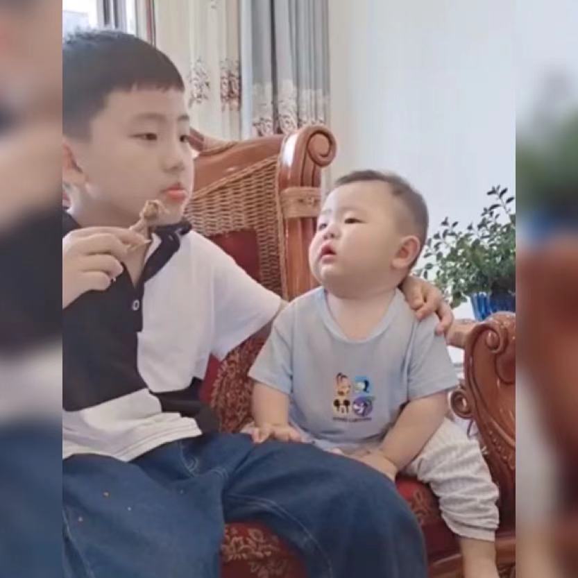 大宝|弟弟想吃哥哥手里的鸡腿,咽口水的样子萌翻了,网友:诱惑太大了