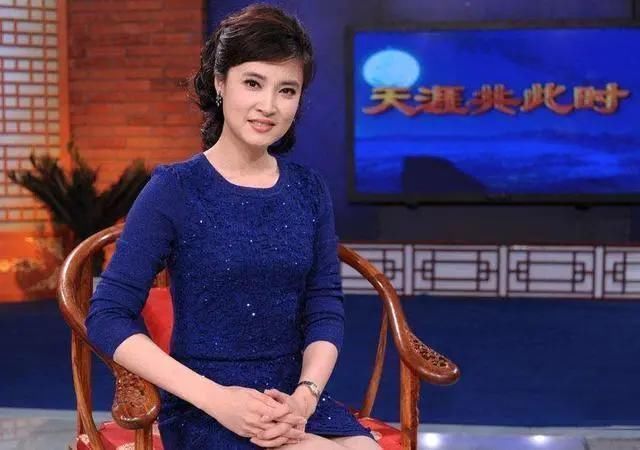 新闻联播 端庄秀丽的女主播桑晨无心插柳进央视,与老搭档李红平分秋色