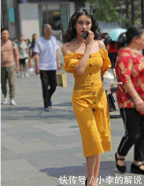 米黄色连衣裙搭配黑色包包,色彩鲜艳,高挑又迷人