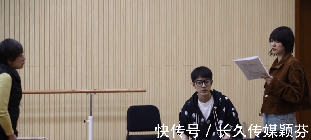 肖戰|肖戰話劇紀錄片曝光,無實物表演吃東西被辣到,素顏出鏡無包袱