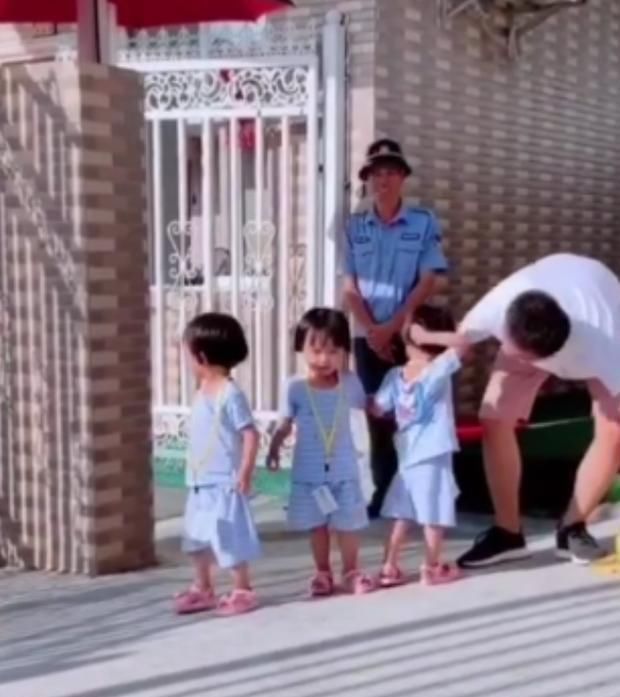 孩子|爸爸接女儿放学迟到了,三胞胎气得当场扔书包,门卫大爷笑翻了