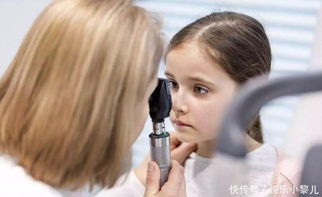 孩子们|3岁女童手指无法屈伸,元凶家家都有,这类“精神鸦片”害娃不浅