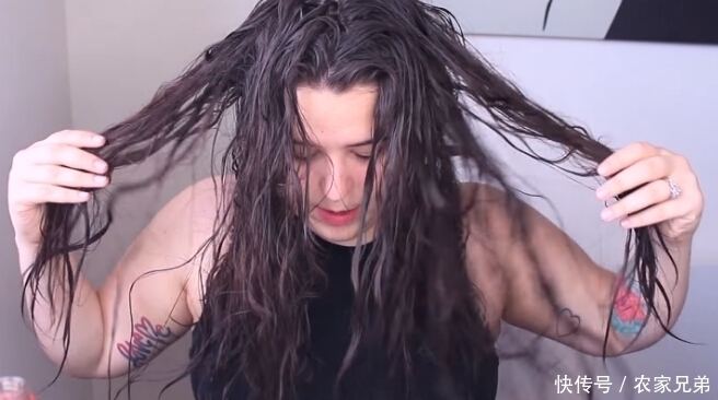 可乐|为了能让头发变得顺滑,女子用可乐洗头,结果让她后悔不已!