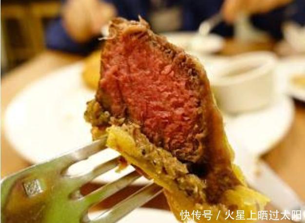 威灵顿牛排到底有多牛?大厨一刀切开后,太惊艳了!