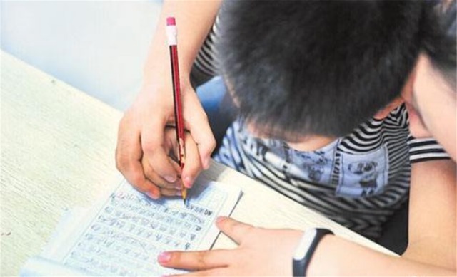 书法@3岁孩子在地上“练字”,书法太好引路人围观:3岁身材30岁功底