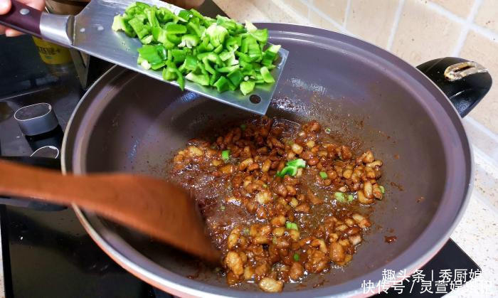 真香|别瞧不起玉米面,教你个秘制做法,我家三天两头就做,真香