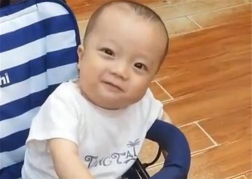 成熟|1岁萌娃“眼神”走红,姿态如40岁大叔,网友成熟与年龄无关