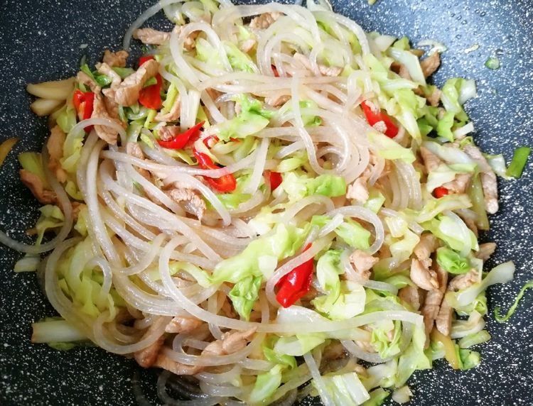 家常包菜肉丝炒粉条，下酒下饭都不错，做法简单，一学就会
