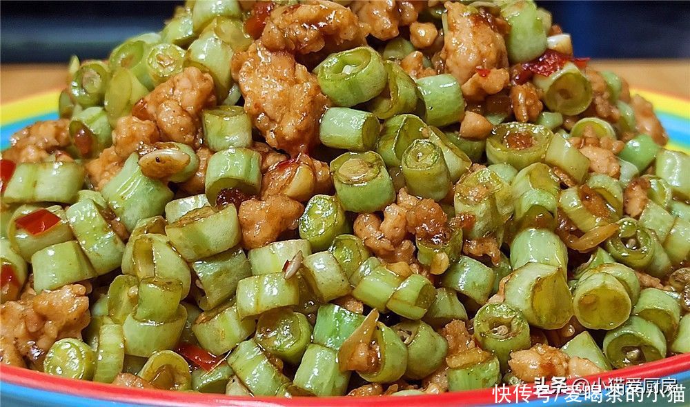 肉末|教你“肉末豆角”这么做，成菜酸甜微辣，用它来下饭相当的过瘾
