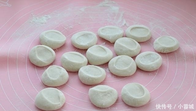 饺子皮|自制煎制锅贴2个窍门，和面加水要多次，小火慢煎用水淀粉